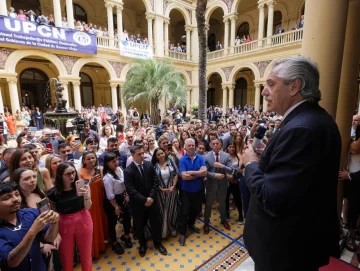 Fernández: “Argentina poco a poco se va recuperando, pese a los agoreros de siempre” Fernández: “Argentina poco a poco se va recuperando, pese a los agoreros de siempre”
