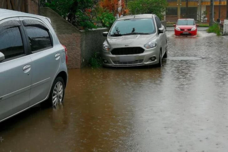 Dos muertos y un desaparecido por intensas lluvias en Florianópolis