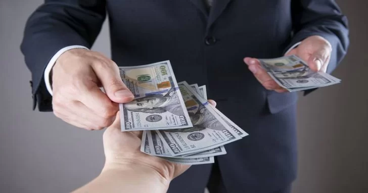 Un informe asegura que los salarios caerán un 11% durante 2018 por brusca devaluación Un informe asegura que los salarios caerán un 11% durante 2018 por brusca devaluación