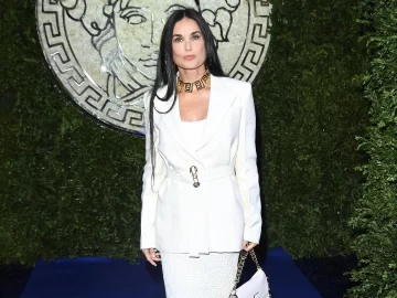 Demi Moore impactó con un escote en su llegada a la Semana de la Moda de París Demi Moore impactó con un escote en su llegada a la Semana de la Moda de París