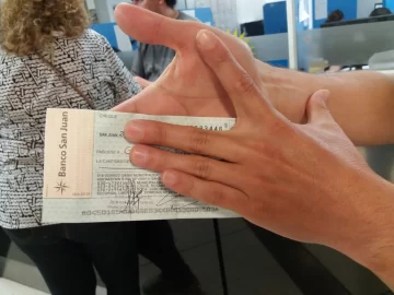 Un árbitro sanjuanino encontró un cheque y busca a su dueño para devolverlo Un árbitro sanjuanino encontró un cheque y busca a su dueño para devolverlo