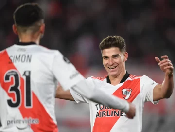 Julián Alvarez, intratable, marcó 6 de los 8 goles de River en la paliza a Alianza Lima Julián Alvarez, intratable, marcó 6 de los 8 goles de River en la paliza a Alianza Lima