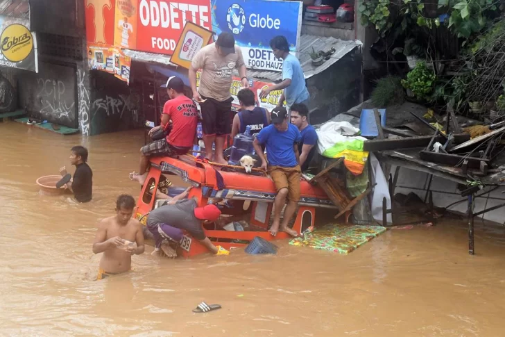 Al menos 130 muertos y decenas de desaparecidos en Filipinas por una tormenta tropical