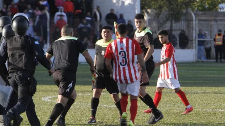 Los fuertes argumentos del árbitro Bazán para suspender el partido de Peñarol y San Martín (M)