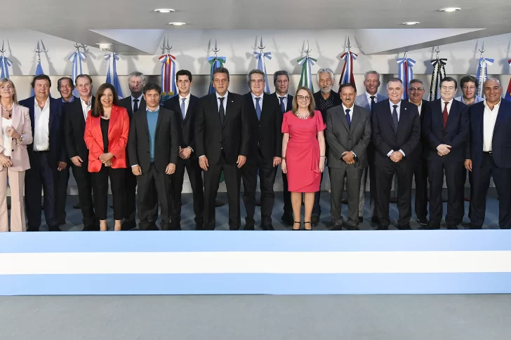 Con críticas a Milei, Uñac y otros gobernadores del PJ le dieron un fuerte apoyo a Massa