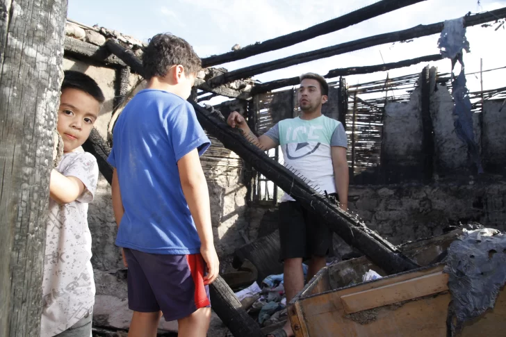 Una familia quedó con lo puesto por un dañino incendio Una familia quedó con lo puesto por un dañino incendio