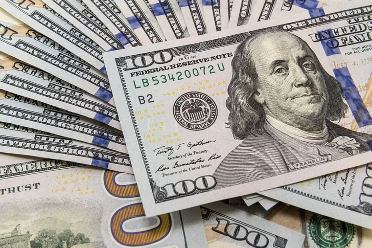 El dólar oficial cerró a $79,89 y el contado con liquidación avanza 1,5%, a $ 149,79