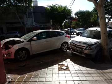 Chocaron y terminaron en la vereda de una transitada esquina sin semáforos Chocaron y terminaron en la vereda de una transitada esquina sin semáforos