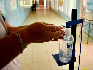 Suspenden las clases en un colegio privado por un docente y su hijo que contrajeron Covid