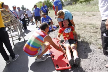 Tras chocar en el inicio de la primera etapa, varios ciclistas fueron hospitalizados Tras chocar en el inicio de la primera etapa, varios ciclistas fueron hospitalizados