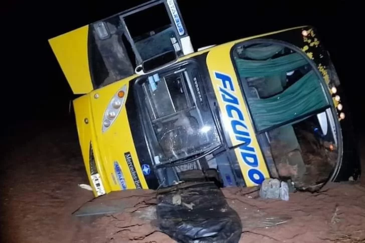 Un colectivo intentó cruzar un río, fue arrastrado por la creciente y volcó en La Rioja