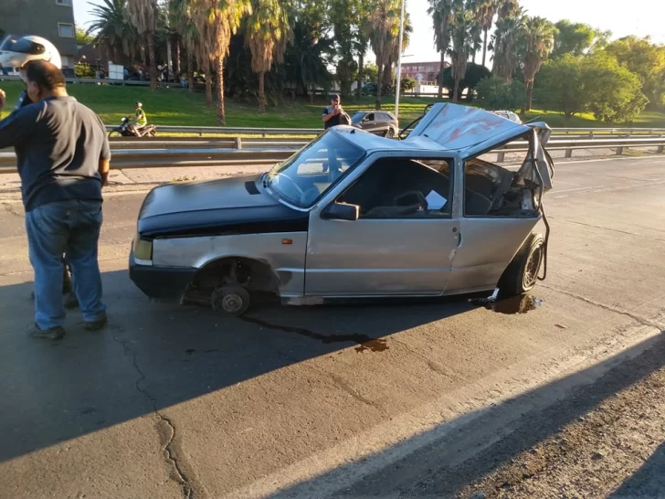 Se le rompió el auto en la Circunvalación y una Hilux se lo dejó como un acordeón Se le rompió el auto en la Circunvalación y una Hilux se lo dejó como un acordeón