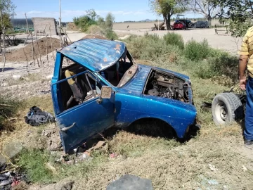 Se le cortó la dirección del Rastrojero y volcó: una familia entera terminó en el hospital Se le cortó la dirección del Rastrojero y volcó: una familia entera terminó en el hospital