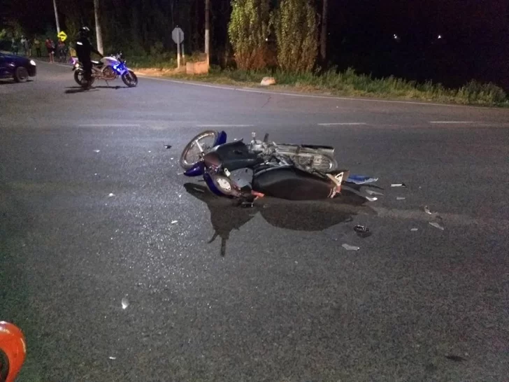Un motociclista terminó con fractura expuesta después de chocar contra un auto Un motociclista terminó con fractura expuesta después de chocar contra un auto