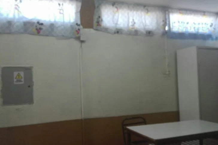 Estudiaban en un aula en mal estado y sus padres se juntaron para hacerle arreglos y embellecerla