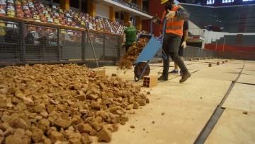 Copa Davis: comenzaron a colocar los ladrillos para la base de la cancha en el Cantoni Copa Davis: comenzaron a colocar los ladrillos para la base de la cancha en el Cantoni