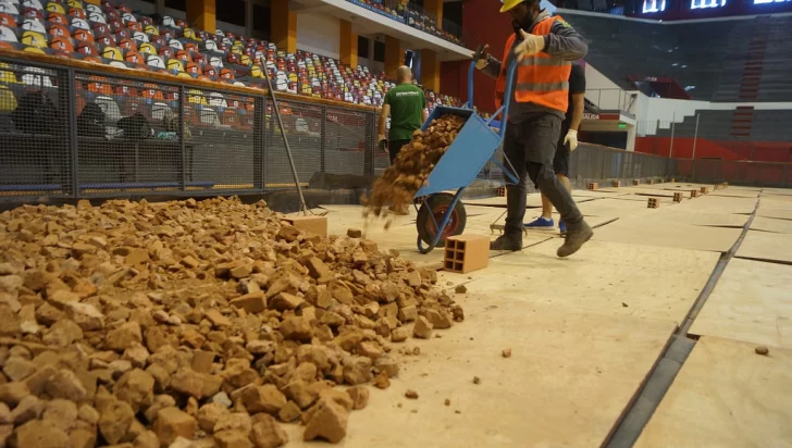 Copa Davis: comenzaron a colocar los ladrillos para la base de la cancha en el Cantoni Copa Davis: comenzaron a colocar los ladrillos para la base de la cancha en el Cantoni