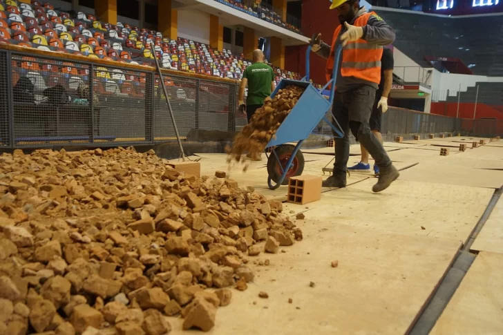 Copa Davis: comenzaron a colocar los ladrillos para la base de la cancha en el Cantoni