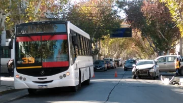 Susto y caos por el choque entre un auto y un micro en plena Ciudad Susto y caos por el choque entre un auto y un micro en plena Ciudad