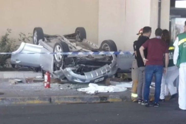 Auto cayó del primer piso de aeropuerto de Bariloche