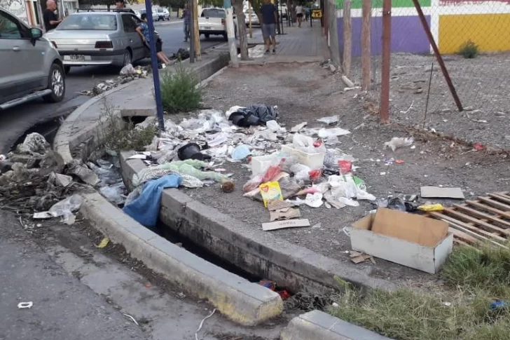 Vecinos reclaman por acumulación de basura en acequias y olores nauseabundos