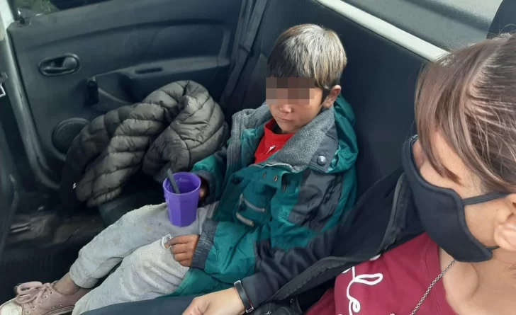 Gabriel caminó ocho kilómetros y cruzó un río hasta llegar a una casa: lo abrigaron y le dieron comida Gabriel caminó ocho kilómetros y cruzó un río hasta llegar a una casa: lo abrigaron y le dieron comida