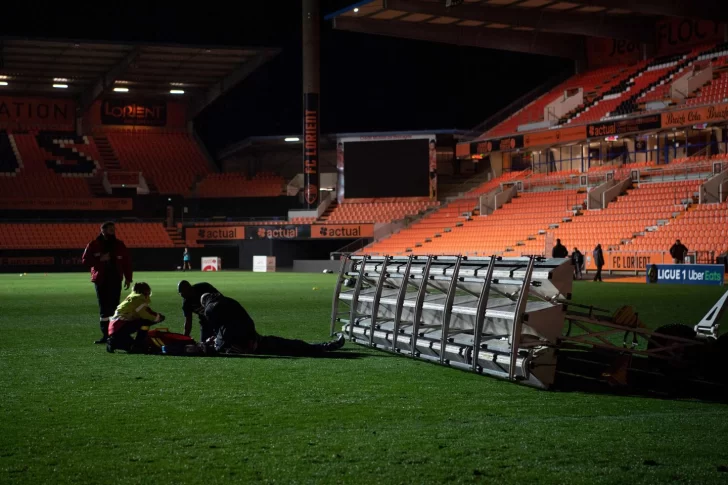 Tragedia en el fútbol francés: murió un jardinero al que se le cayó encima un panel de luz