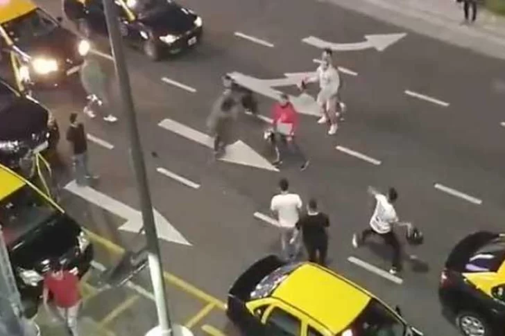 Taxistas y choferes de Uber protagonizaron una feroz gresca a metros del Obelisco