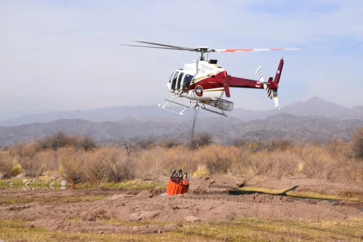 Facilitan la tarea de los helicópteros hidrantes acortando su recorrido hasta los incendios Facilitan la tarea de los helicópteros hidrantes acortando su recorrido hasta los incendios