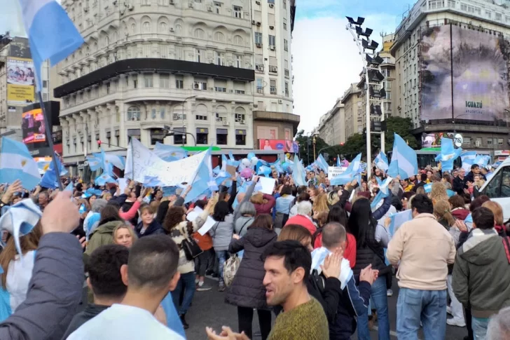 Macri saludó a la multitud que marchó por él: “Lo damos vuelta”
