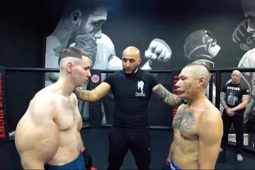 Un luchador de MMA se deformó los bíceps con aceite y no duró ni un round Un luchador de MMA se deformó los bíceps con aceite y no duró ni un round