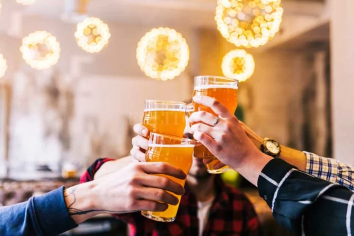 Por ahora, el Día del Amigo se celebrará de a cuatro por mesa y solo hasta las 23