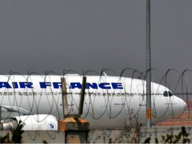 Un niño fue hallado muerto en el tren de aterrizaje de un avión Un niño fue hallado muerto en el tren de aterrizaje de un avión