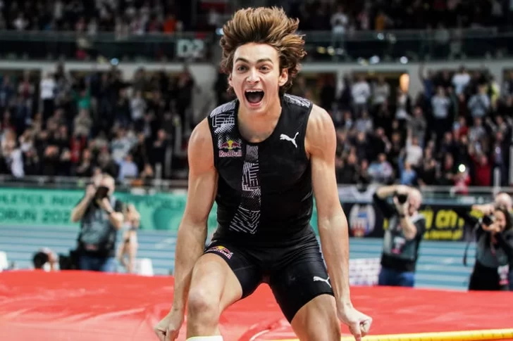 Con 20 años marcó un récord en el salto con garrocha Con 20 años marcó un récord en el salto con garrocha