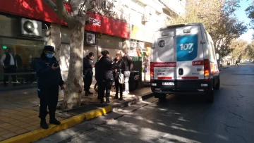 Cruzó por la mitad de la cuadra y fue atropellado por una moto Cruzó por la mitad de la cuadra y fue atropellado por una moto