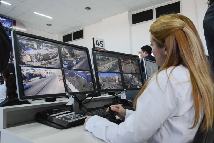 El Centro de Emergencias del 911 contará con más de 300 cámaras en 10 departamentos El Centro de Emergencias del 911 contará con más de 300 cámaras en 10 departamentos