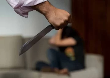 Fue al negocio de su ex, le mostró un cuchillo y la agredió: “Merecés un hombre que te golpee” Fue al negocio de su ex, le mostró un cuchillo y la agredió: “Merecés un hombre que te golpee”