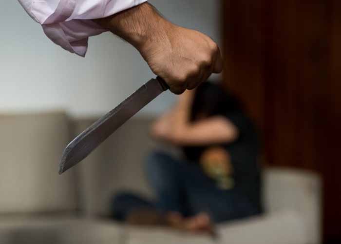 Fue al negocio de su ex, le mostró un cuchillo y la agredió: “Merecés un hombre que te golpee” Fue al negocio de su ex, le mostró un cuchillo y la agredió: “Merecés un hombre que te golpee”