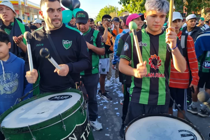 FOTOS: San Martín festejó sus 116 años con un banderazo en la puerta del club