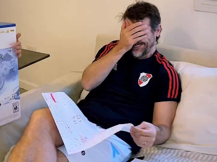 La emoción de Pedro Alfonso al recibir un regalo especial de su familia La emoción de Pedro Alfonso al recibir un regalo especial de su familia