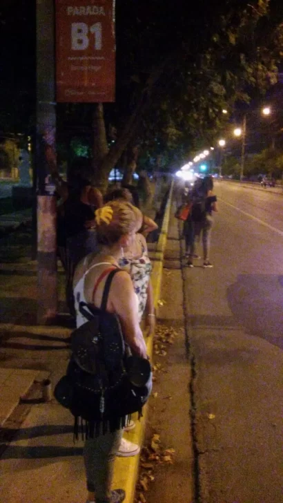 Interminables colas en el ingreso y quejas por el servicio de colectivos gratuitos Interminables colas en el ingreso y quejas por el servicio de colectivos gratuitos