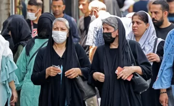 Mujeres protestan contra el uso obligatorio del velo islámico Mujeres protestan contra el uso obligatorio del velo islámico