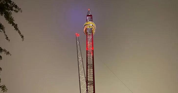 Un adolescente murió al caer de la torre de caída libre más alta del mundo Un adolescente murió al caer de la torre de caída libre más alta del mundo