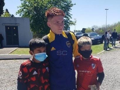 Hinchas de River le pidieron una foto a una joven figura de Boca Hinchas de River le pidieron una foto a una joven figura de Boca