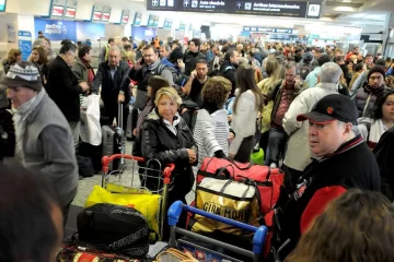Aerolíneas: suspendieron a 376 empleados y este miércoles habrá medidas de fuerza Aerolíneas: suspendieron a 376 empleados y este miércoles habrá medidas de fuerza