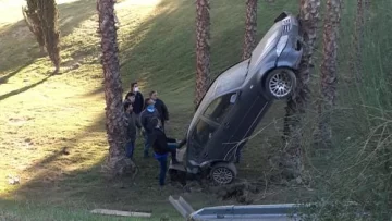 Espectacular accidente: cayó con su auto al espacio verde de Circunvalación y salió ileso Espectacular accidente: cayó con su auto al espacio verde de Circunvalación y salió ileso