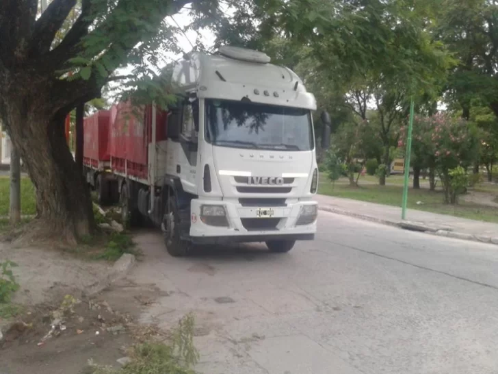 Un nene andaba en bici, chocó contra un camión estacionado y terminó en el hospital Un nene andaba en bici, chocó contra un camión estacionado y terminó en el hospital