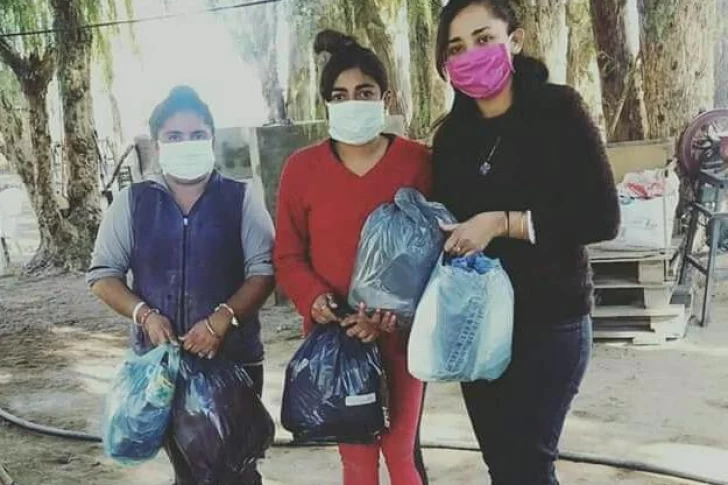Jóvenes solidarias de Calingasta llevaron donaciones a familias humildes de Villa Corral