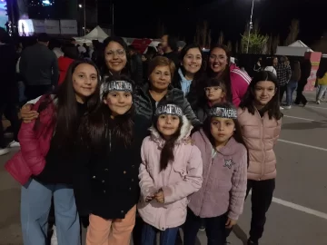 Las fanáticas chimberas de Emilia Mernes Las fanáticas chimberas de Emilia Mernes