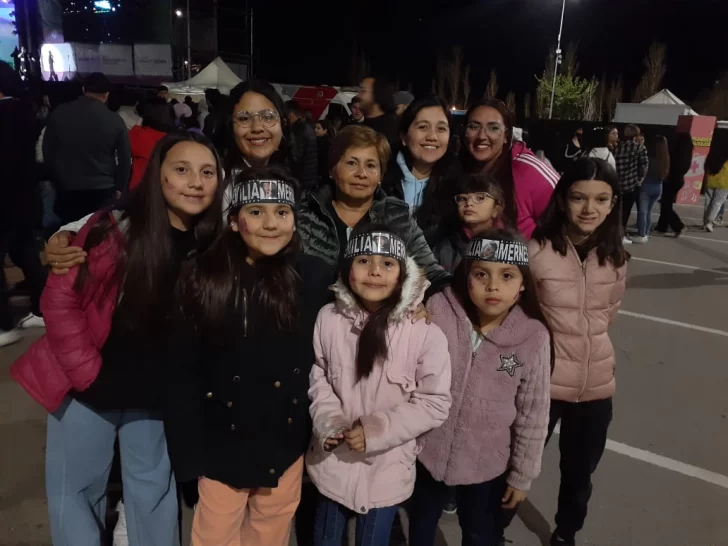 Las fanáticas chimberas de Emilia Mernes Las fanáticas chimberas de Emilia Mernes